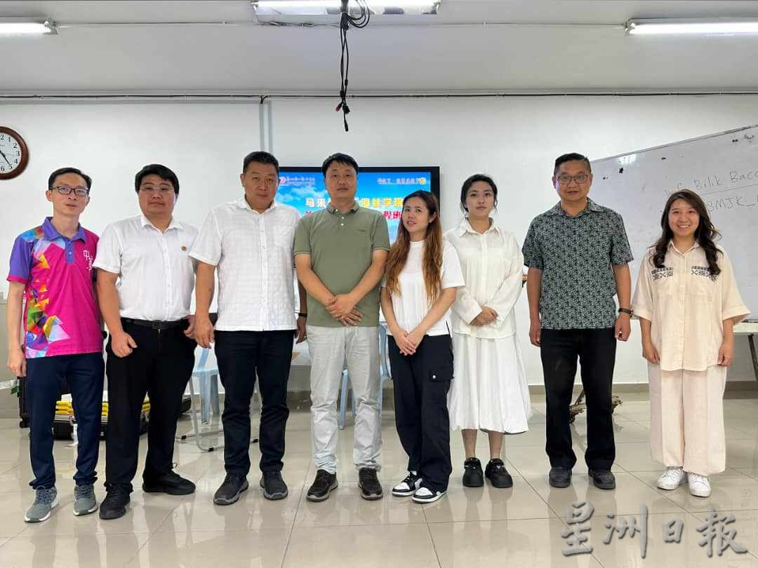 东:哥市中华华中与中国泉州轻工职业学院联合主办的“马来西亚海丝学院第三期数字能力课程班”顺利举办。22名中华华中学生参与了该项为期2天的“LEGO SPIKE Prime”培训课程,反应踊跃。