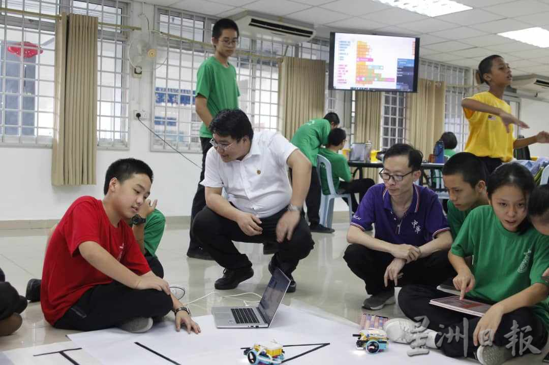 东:哥市中华华中与中国泉州轻工职业学院联合主办的“马来西亚海丝学院第三期数字能力课程班”顺利举办。22名中华华中学生参与了该项为期2天的“LEGO SPIKE Prime”培训课程,反应踊跃。