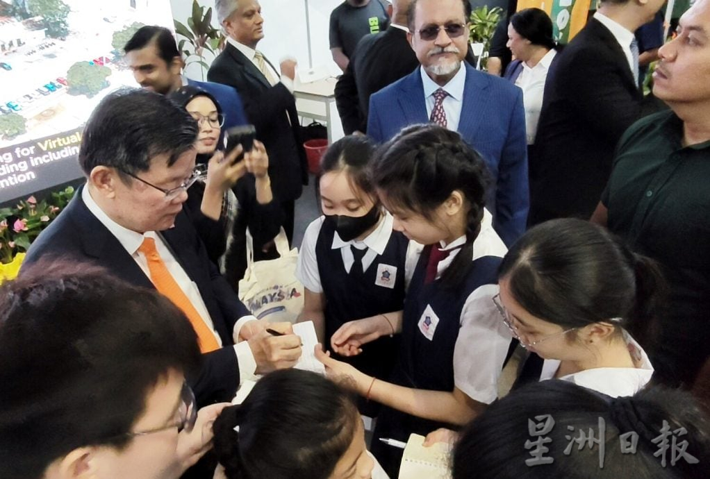 （大北马）AI大会“追星” 小学生围曹观友索签名