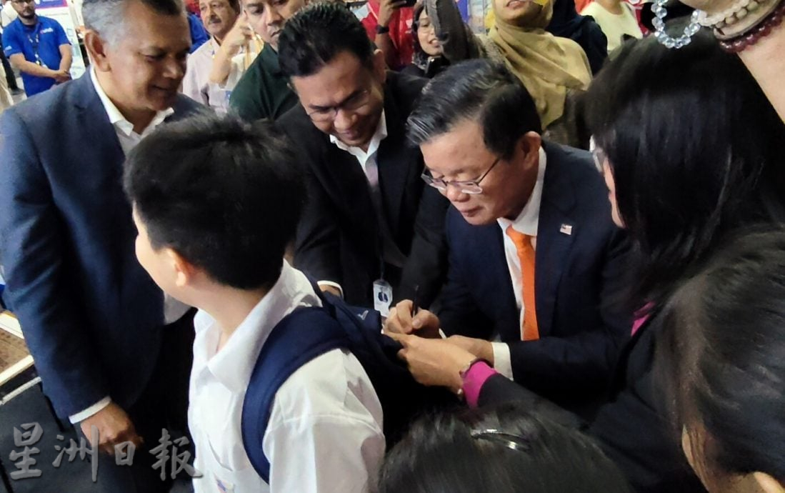 （大北马）AI大会“追星” 小学生围曹观友索签名