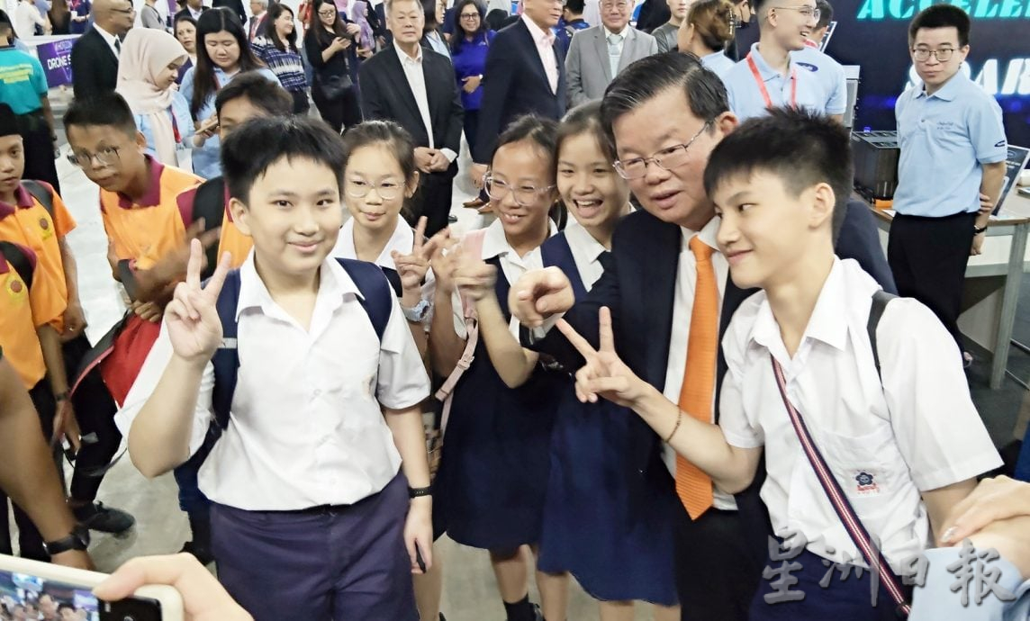 （大北马）AI大会“追星” 小学生围曹观友索签名