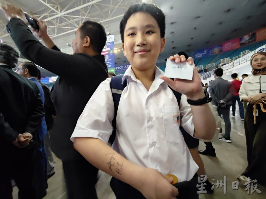 （大北马）AI大会“追星” 小学生围曹观友索签名