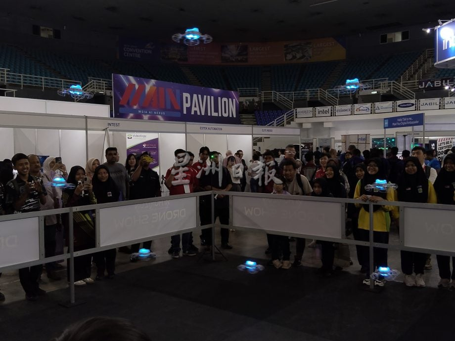 （大北马）AI大会“追星” 小学生围曹观友索签名