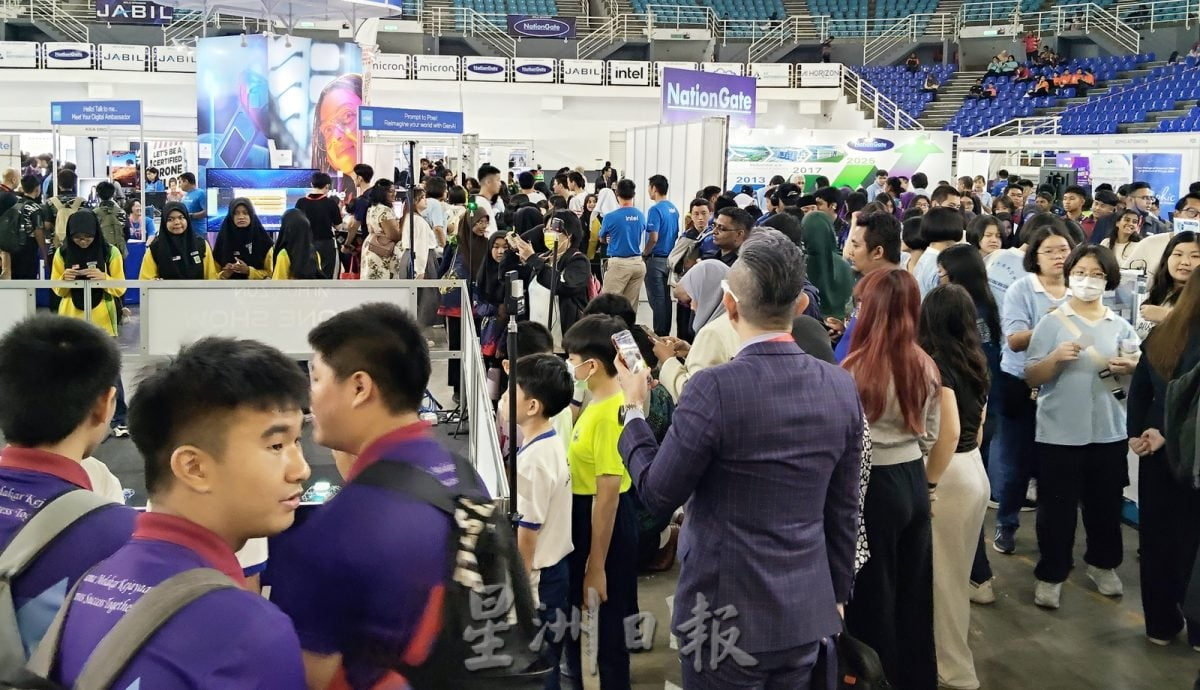 （大北马）AI大会“追星” 小学生围曹观友索签名