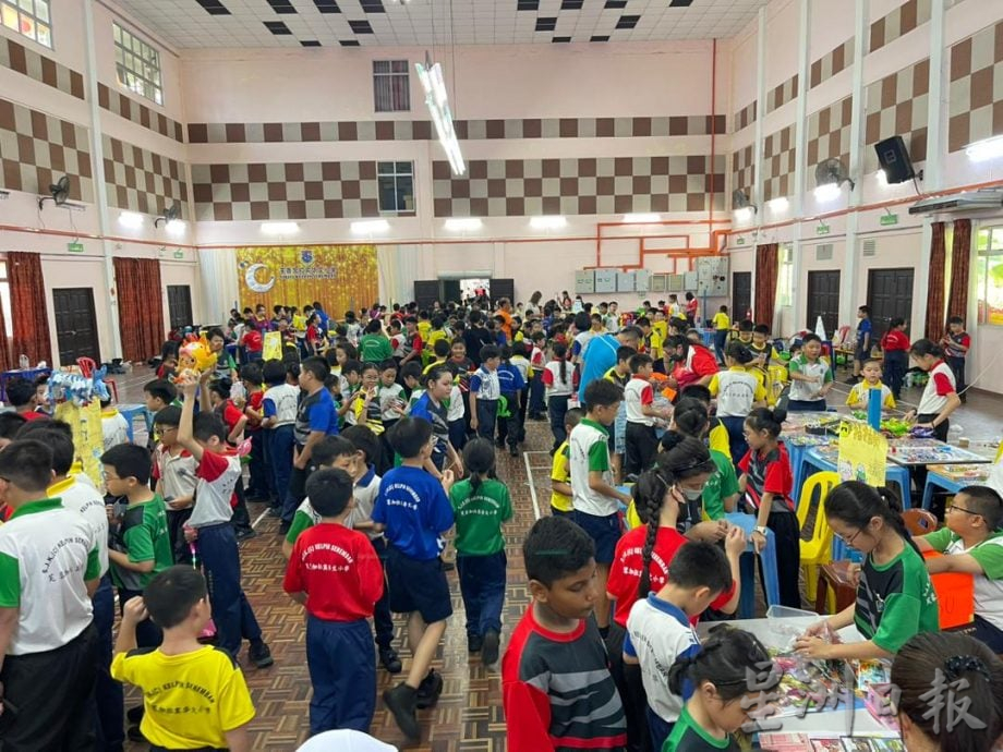 六年级生化身“小小商人”　加拉宾华小义卖会寓教于乐