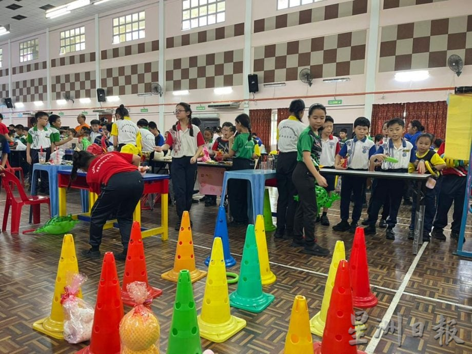 六年级生化身“小小商人”　加拉宾华小义卖会寓教于乐