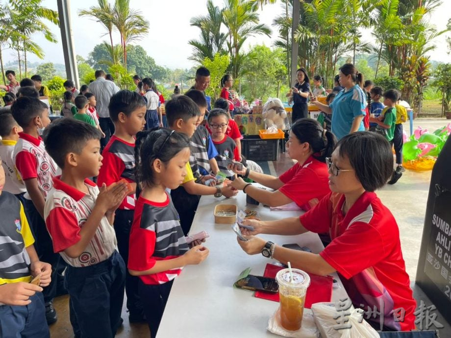 六年级生化身“小小商人”　加拉宾华小义卖会寓教于乐