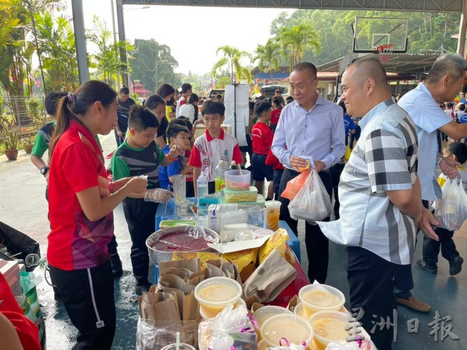 六年级生化身“小小商人”　加拉宾华小义卖会寓教于乐