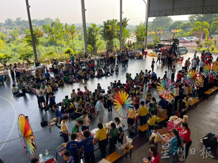 六年级生化身“小小商人”　加拉宾华小义卖会寓教于乐