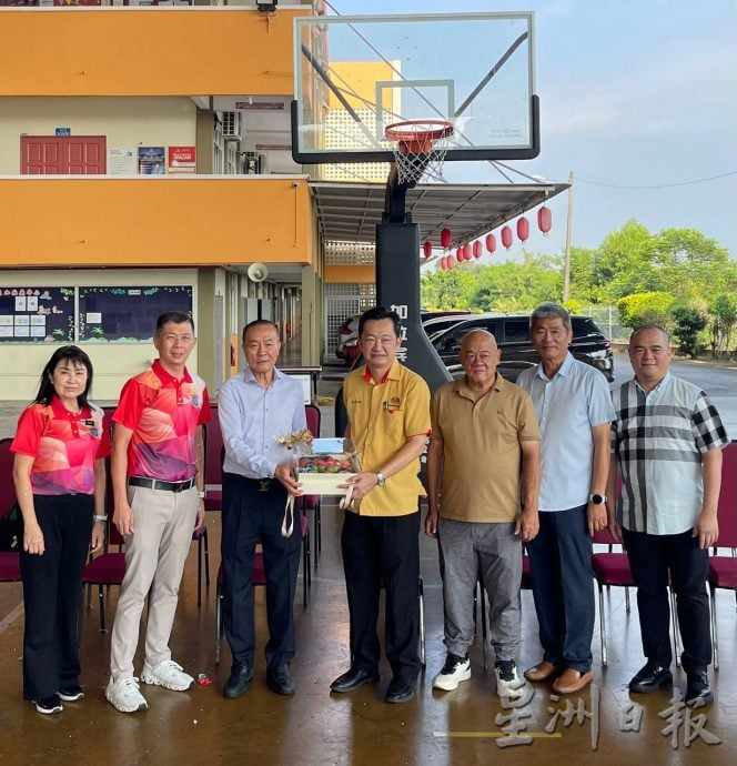 六年级生化身“小小商人”　加拉宾华小义卖会寓教于乐