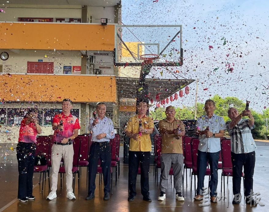 六年级生化身“小小商人”　加拉宾华小义卖会寓教于乐