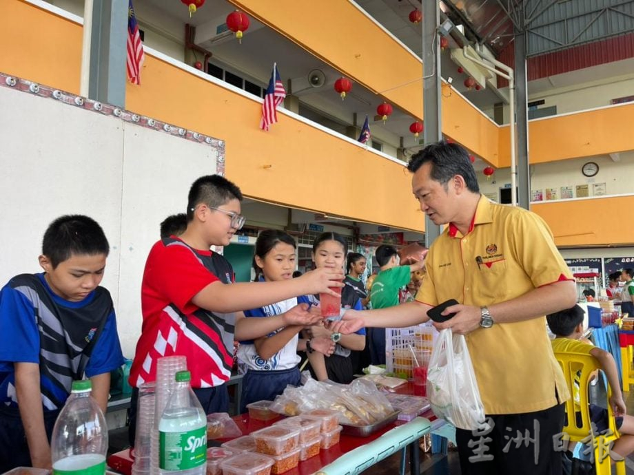 六年级生化身“小小商人”　加拉宾华小义卖会寓教于乐