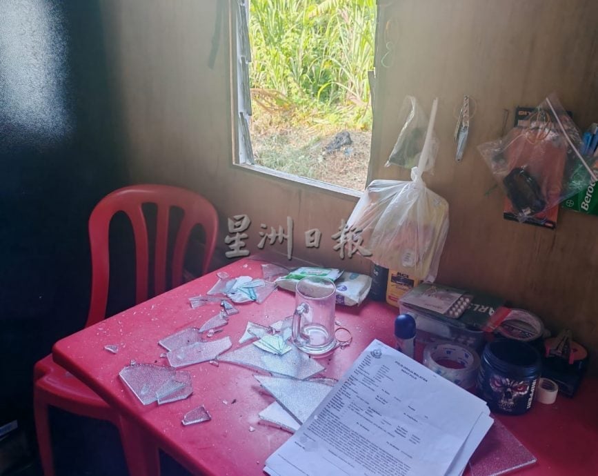 东：（已签发）老夫妇住家玻璃窗被人蓄意砸破 动机待警方调查