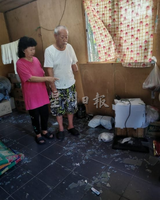 东：（已签发）老夫妇住家玻璃窗被人蓄意砸破 动机待警方调查