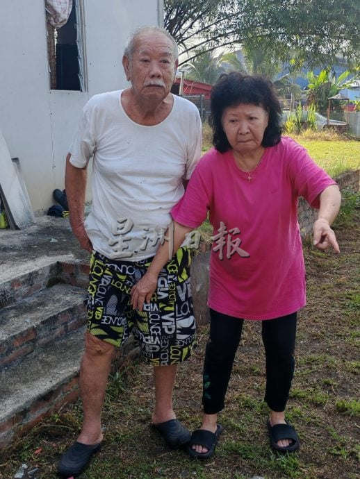东：（已签发）老夫妇住家玻璃窗被人蓄意砸破 动机待警方调查