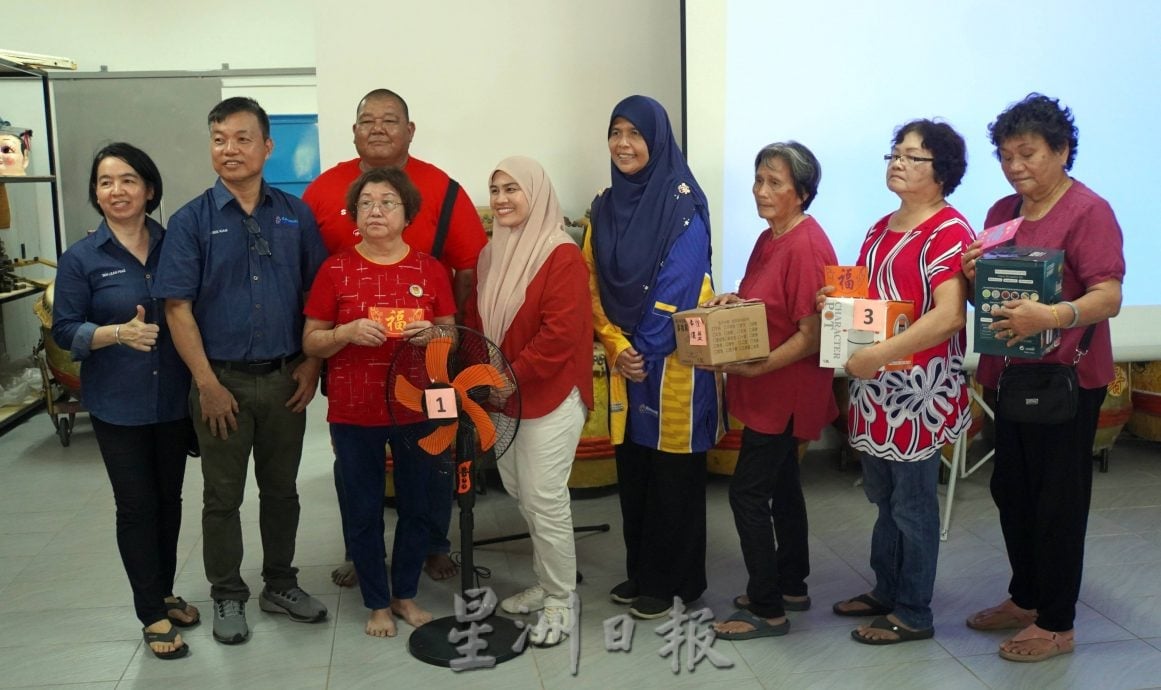 《我们》／你教我裹碱水棕，我教你包马来棱形粽－－端午节跨界文化交流