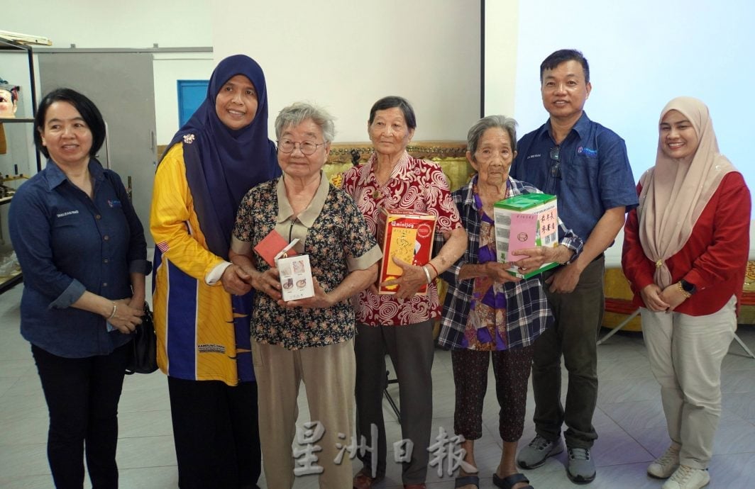 《我们》／你教我裹碱水棕，我教你包马来棱形粽－－端午节跨界文化交流