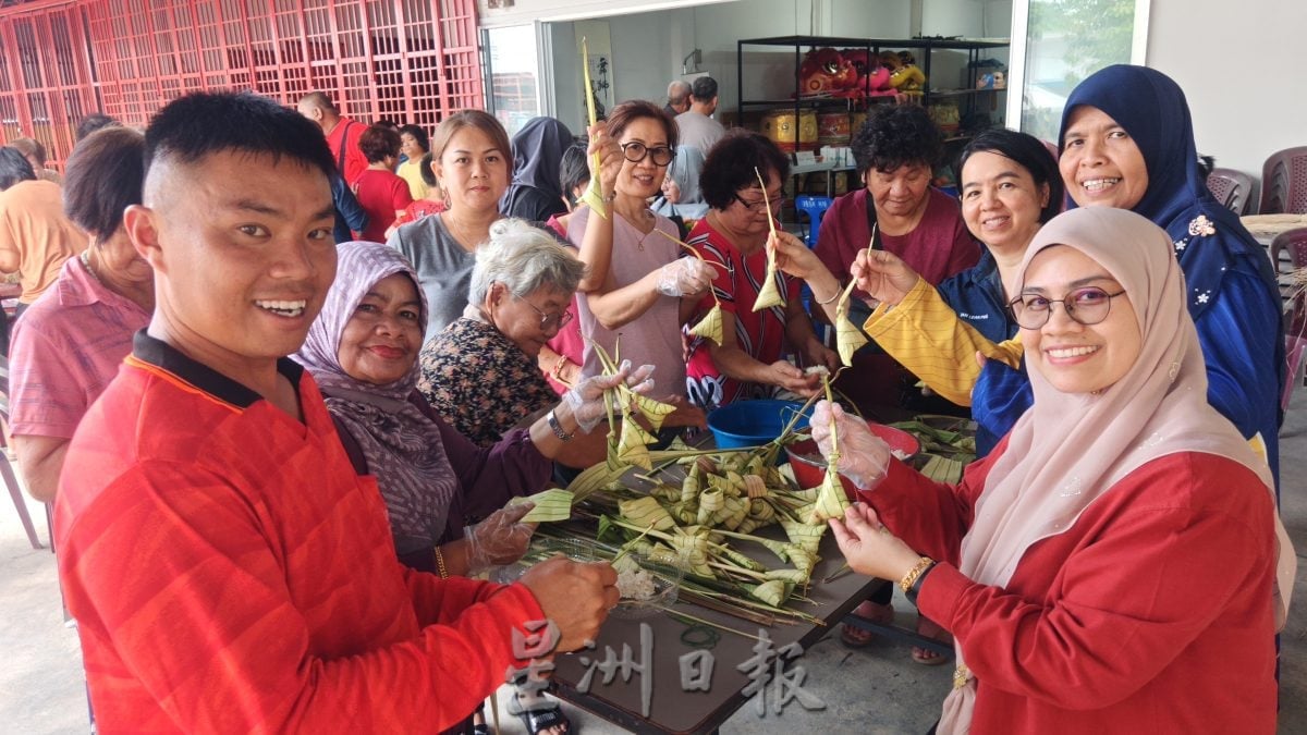 《我们》／你教我裹碱水棕，我教你包马来棱形粽－－端午节跨界文化交流