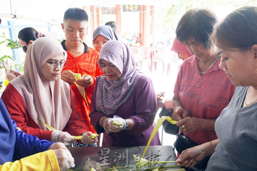 《我们》／你教我裹碱水棕，我教你包马来棱形粽－－端午节跨界文化交流