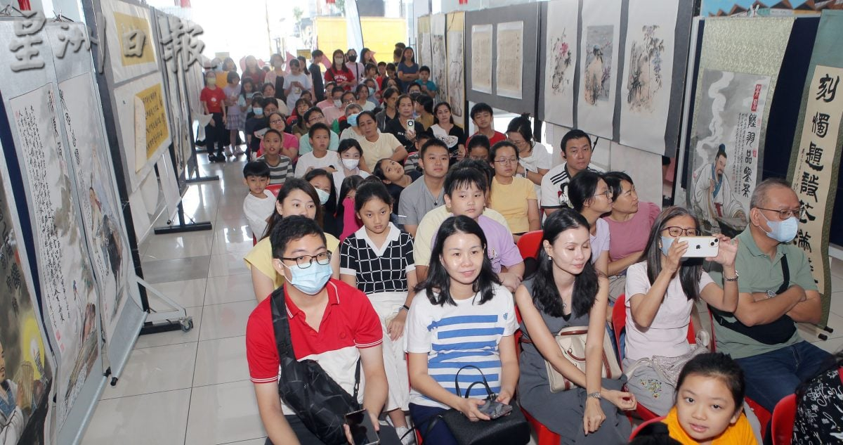 《双城辉映》书法赛热闹开锣 百名书法爱好者同场比拼 