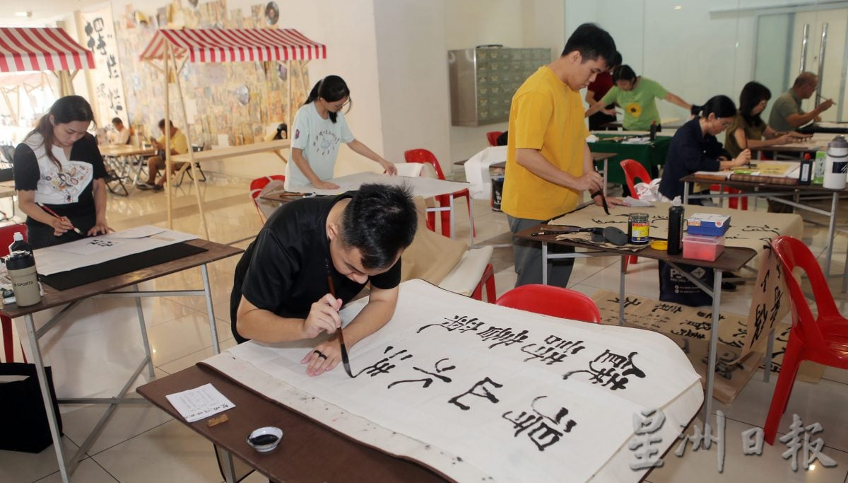《双城辉映》书法赛热闹开锣 百名书法爱好者同场比拼 