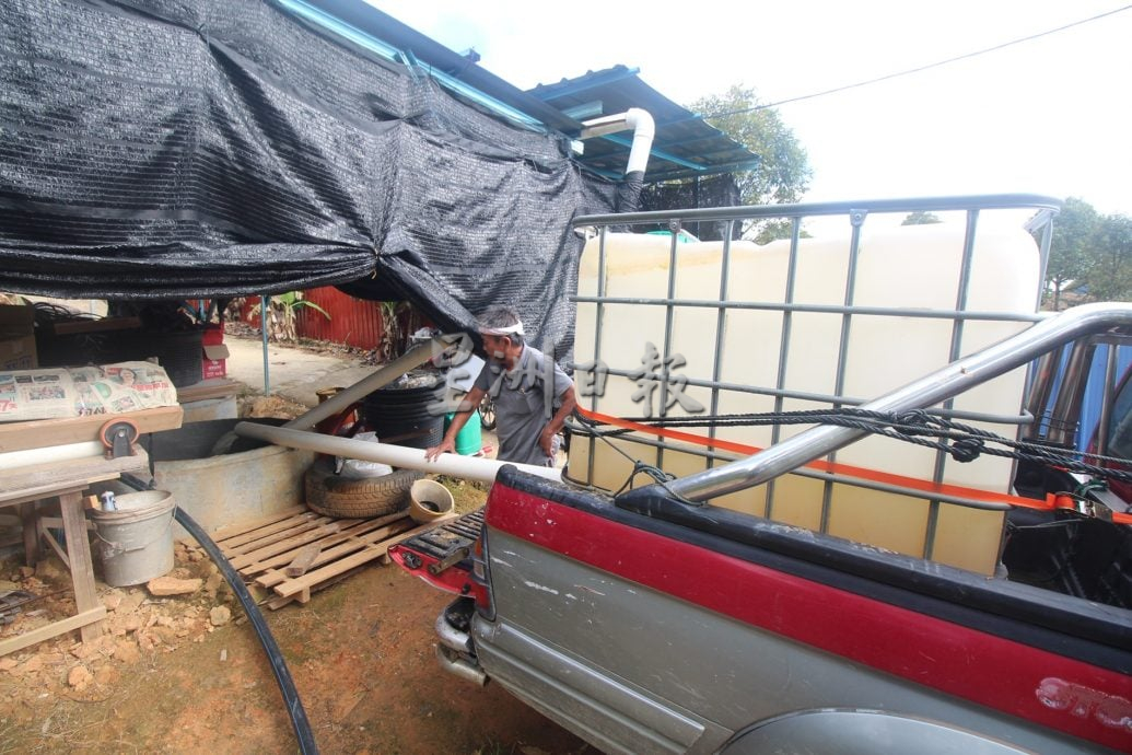 东：（已签发）忧干旱天气影响年尾收成，园主忙扑水灌溉榴梿树