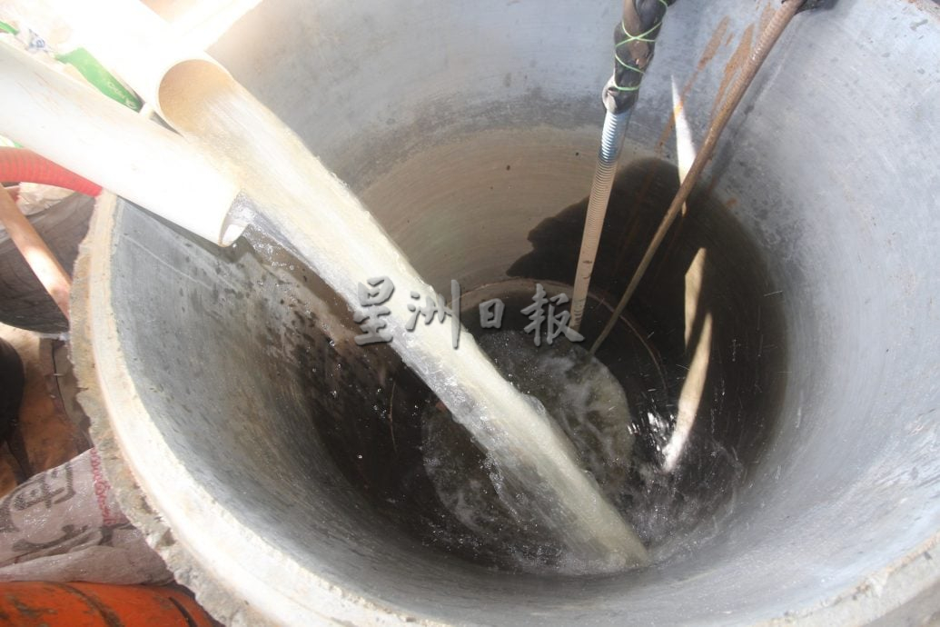 东：（已签发）忧干旱天气影响年尾收成，园主忙扑水灌溉榴梿树