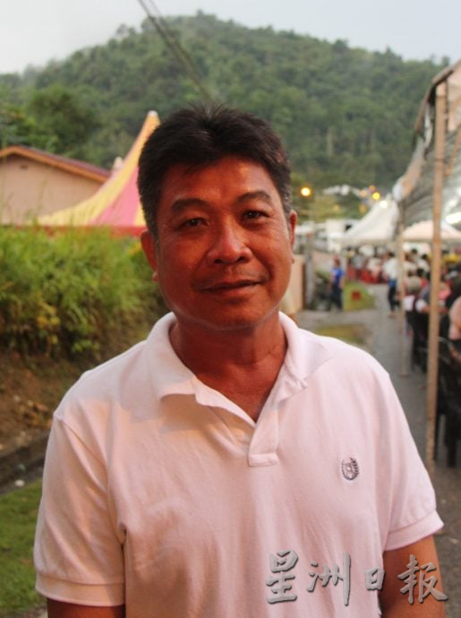 东：（已签发）忧干旱天气影响年尾收成，园主忙扑水灌溉榴梿树