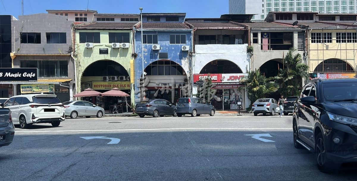 (古城封面主文)马六甲拉也2、3路改单行·司机不知情乱闯 险象连连