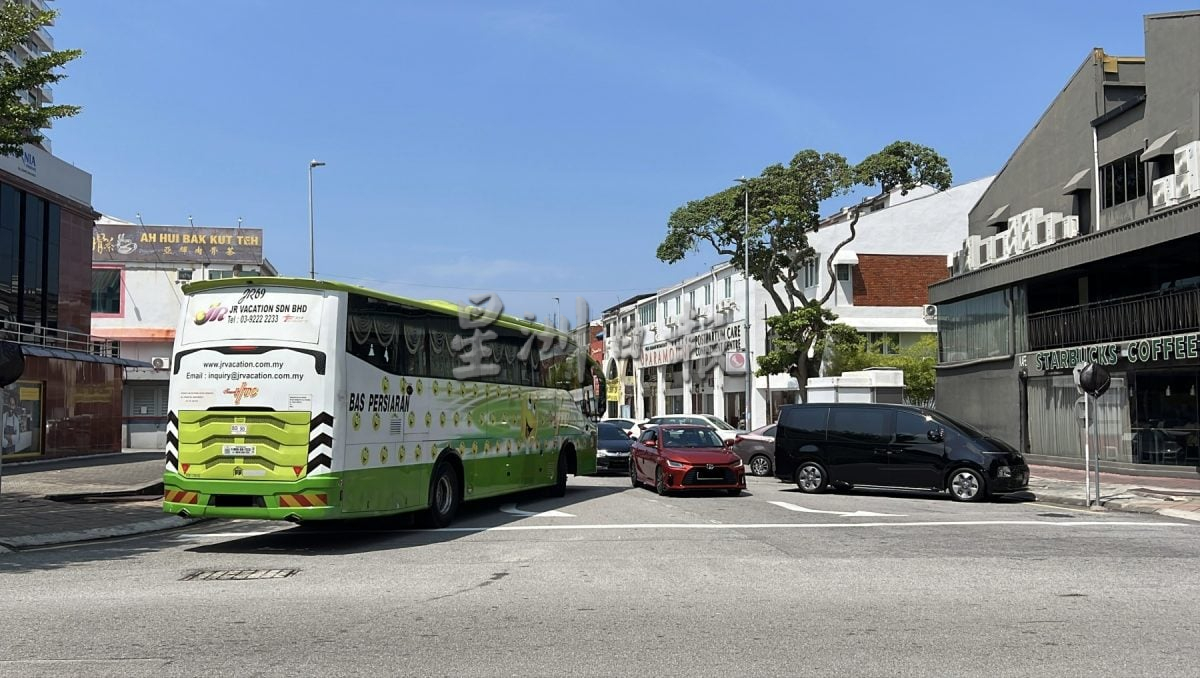 (古城封面主文)马六甲拉也2、3路改单行·司机不知情乱闯 险象连连