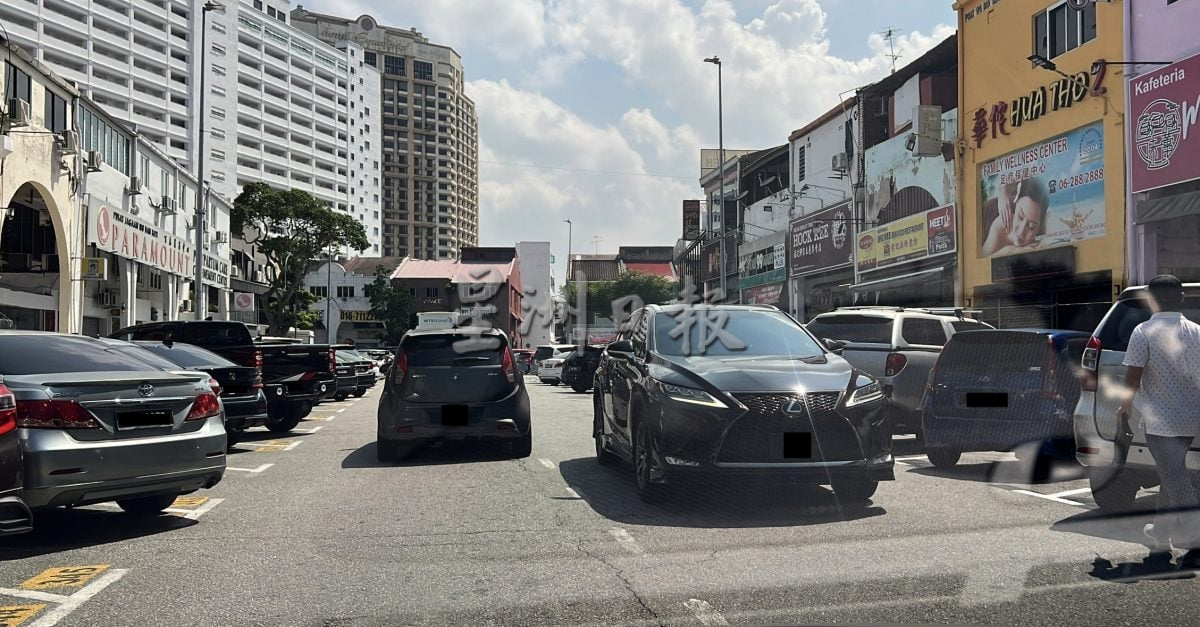 (古城封面主文)马六甲拉也2、3路改单行·司机不知情乱闯 险象连连