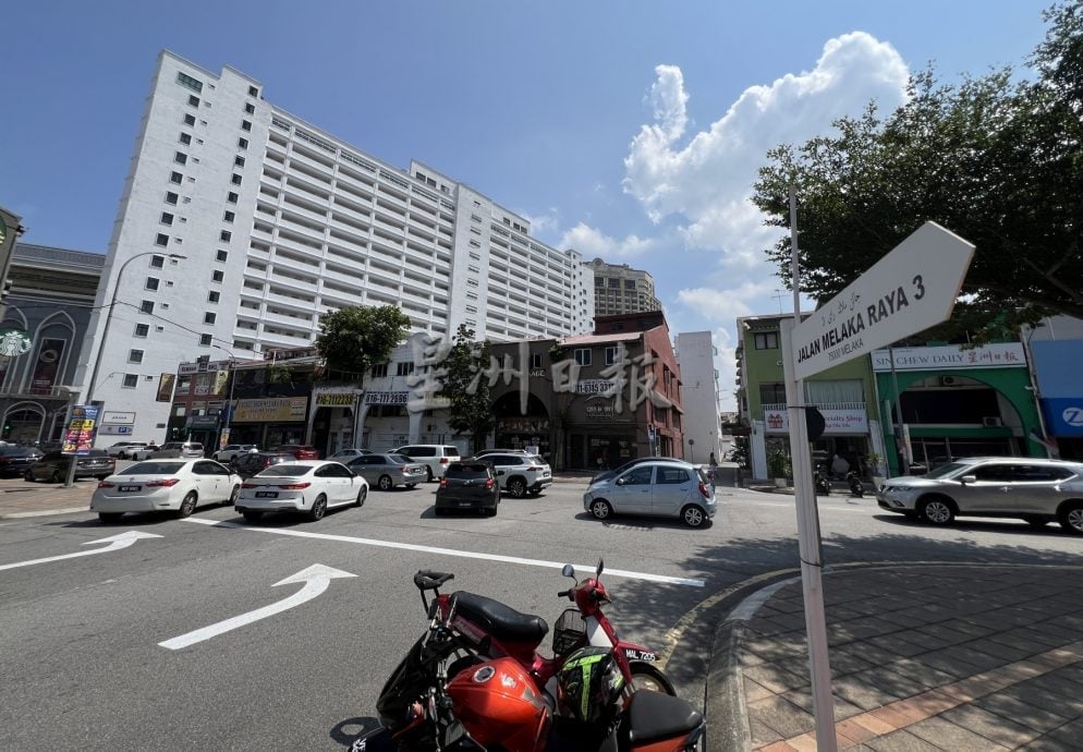 (古城封面主文)马六甲拉也2、3路改单行·司机不知情乱闯 险象连连