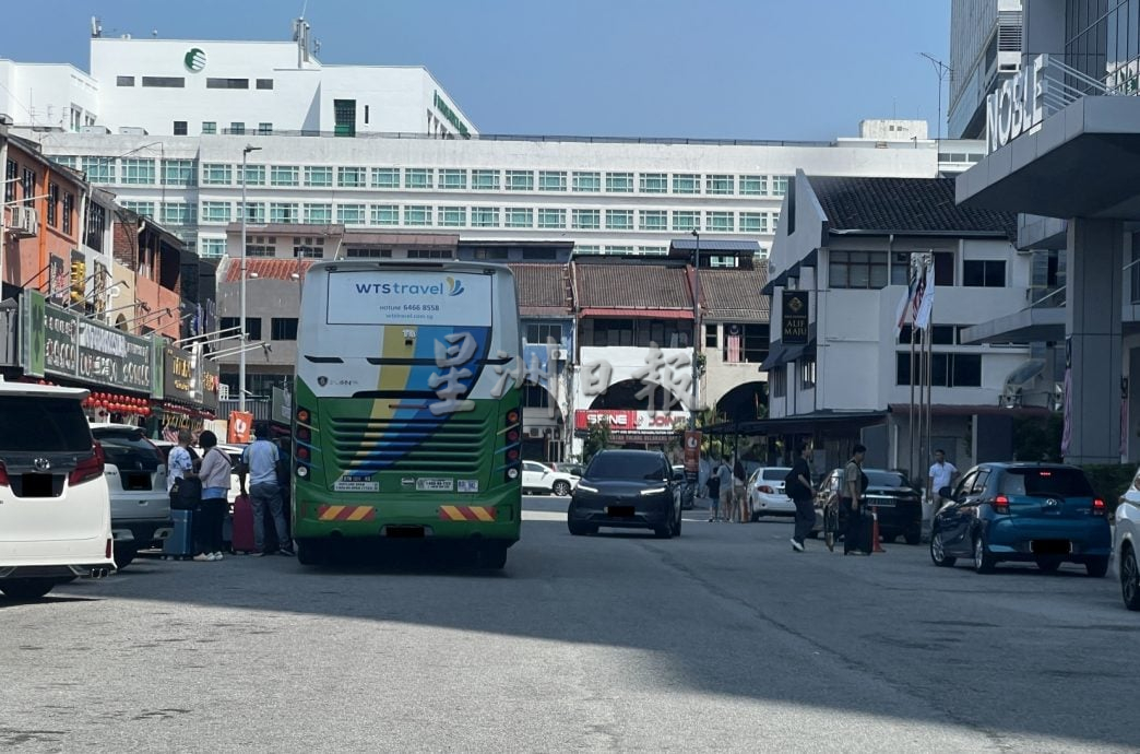 (古城封面主文)马六甲拉也2、3路改单行·司机不知情乱闯 险象连连