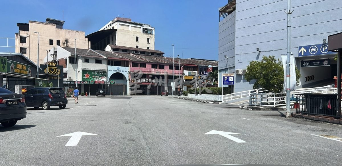 (古城封面主文)马六甲拉也2、3路改单行·司机不知情乱闯 险象连连