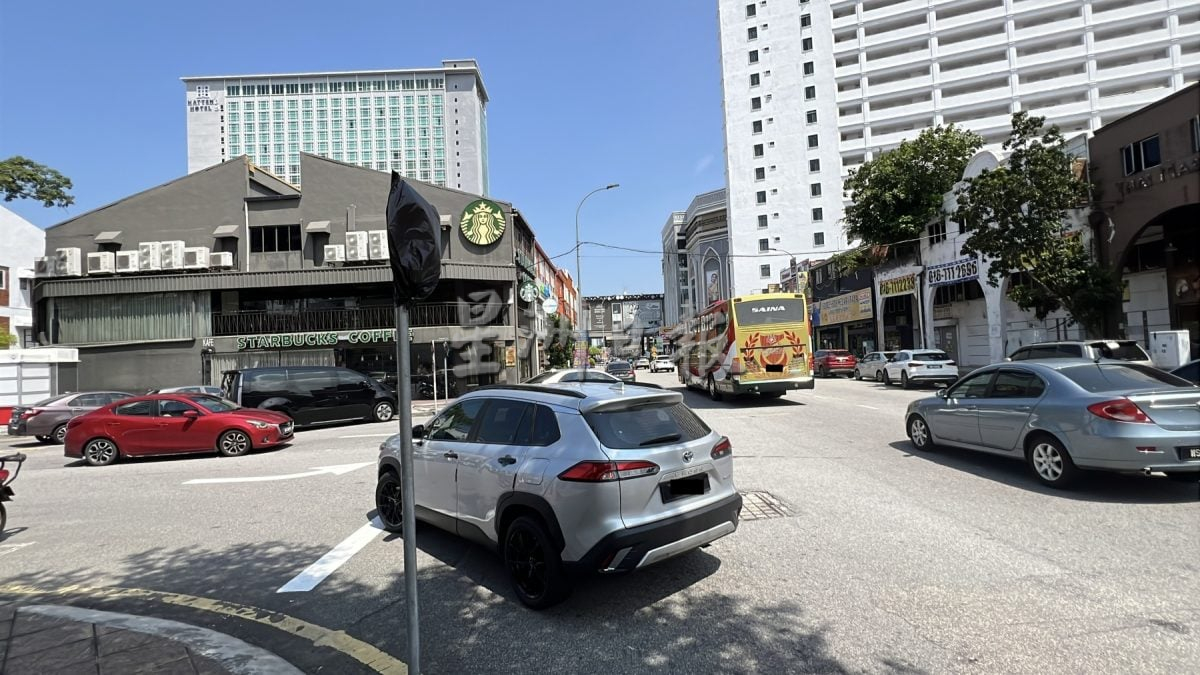 (古城封面主文)马六甲拉也2、3路改单行·司机不知情乱闯 险象连连