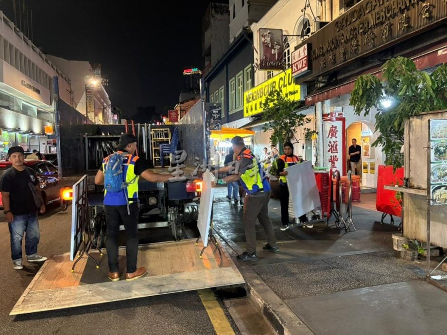 大都会-隆市政局取缔违法摆放桌椅在行人道的商家/2图