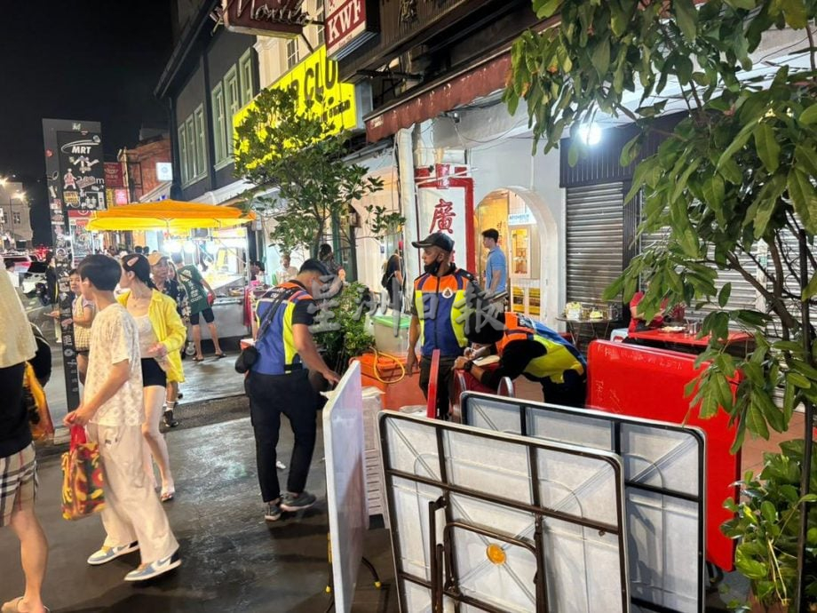 大都会-隆市政局取缔违法摆放桌椅在行人道的商家/2图