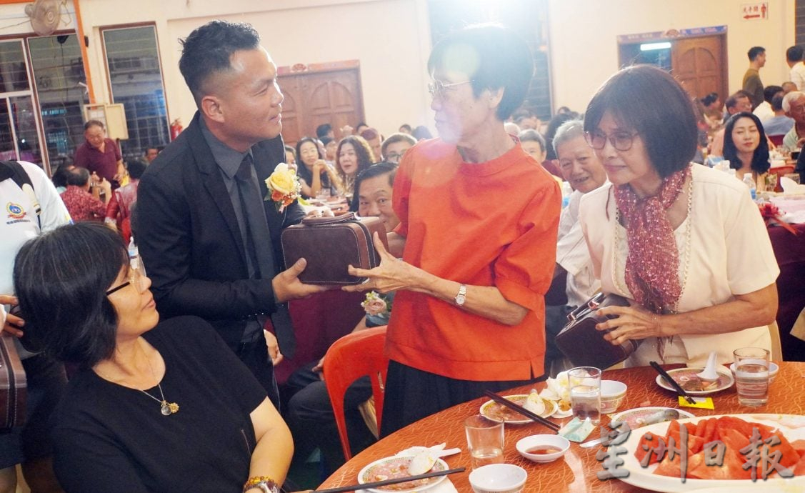 (大北马)玻新路新民校友会50周年庆,校友会献纪念品给30恩师