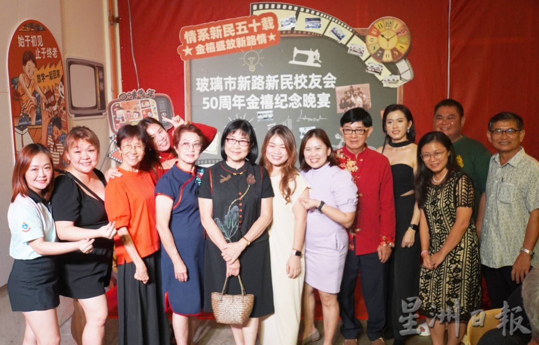 (大北马)玻新路新民校友会50周年庆,校友会献纪念品给30恩师