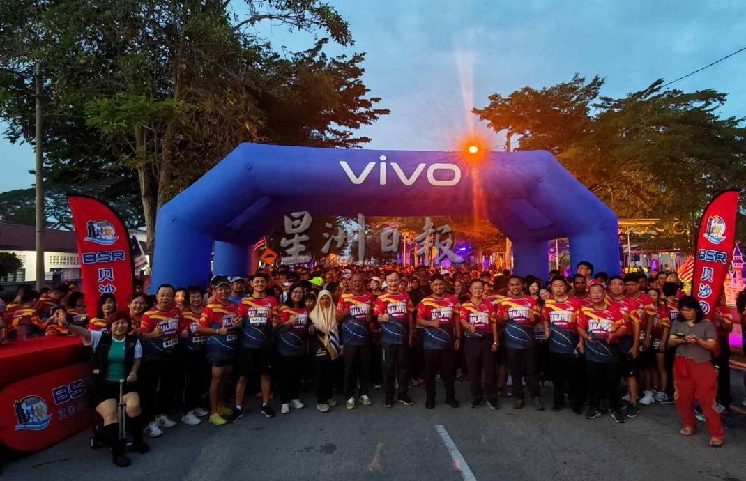 齐集爱大华迪斯尼公园 680人用竞跑迎国庆  