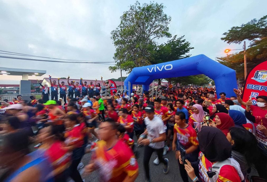 齐集爱大华迪斯尼公园 680人用竞跑迎国庆  