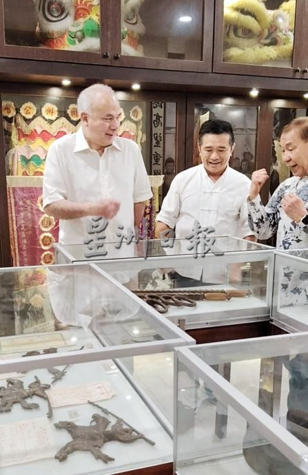 霹苏丹微服出巡游旧街场 参观关德兴师傅纪念馆