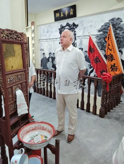 霹苏丹微服出巡游旧街场 参观关德兴师傅纪念馆