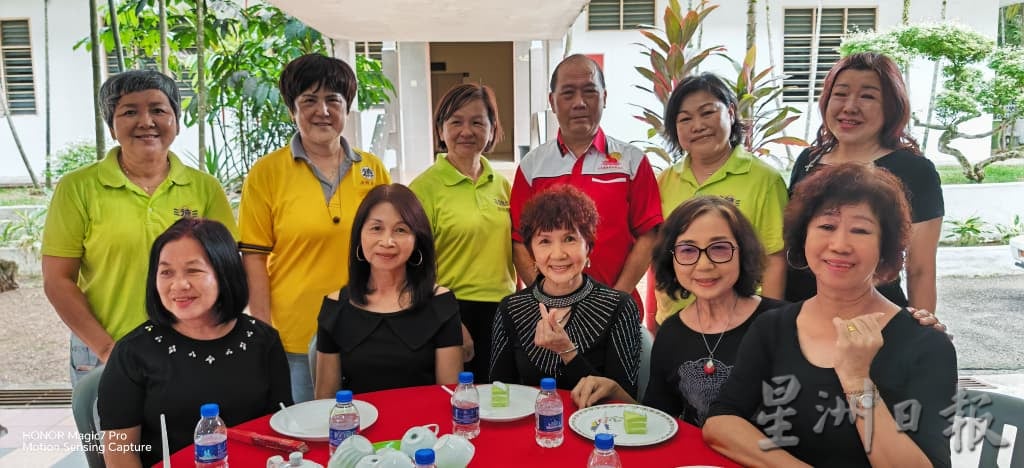 东：已签发：彭亨关丹德教会济修善社，在社长纪尧琍率领下，与理事同德及德育班学子到访关丹华团安老院，呈献舞蹈及歌唱和共进午餐，让长者度过愉快周末