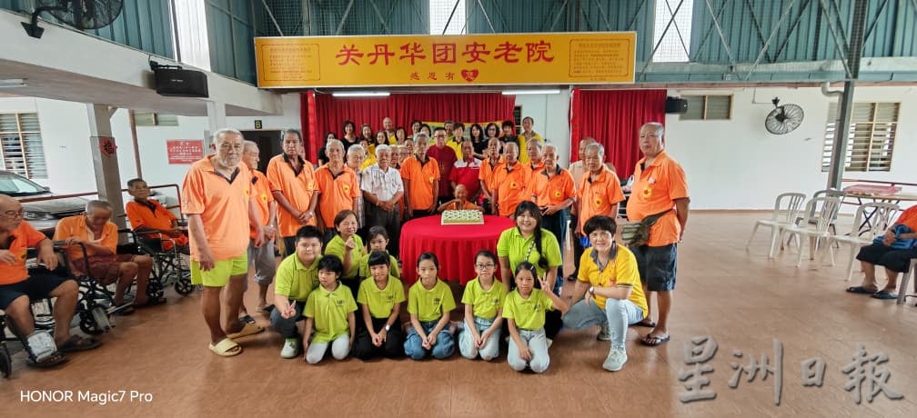 东：已签发：彭亨关丹德教会济修善社，在社长纪尧琍率领下，与理事同德及德育班学子到访关丹华团安老院，呈献舞蹈及歌唱和共进午餐，让长者度过愉快周末