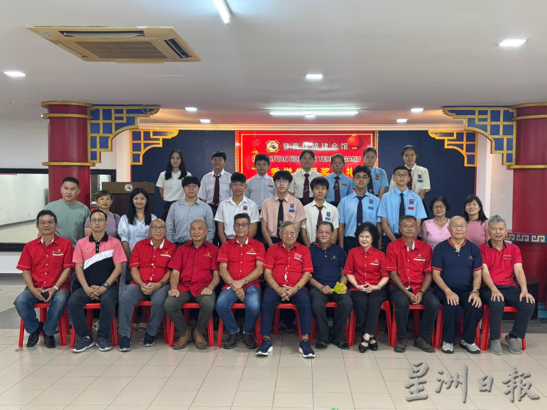 东:已签发:登嘉楼福建会馆近日举行2025年度会员子女优秀学生颁奖典礼,以表扬在学业上取得优异成绩的会员子女。