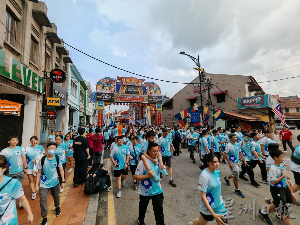 （古城第二版主文）沙孙纬：“爱华教”是我们的使命，“好客行”是我们的态度