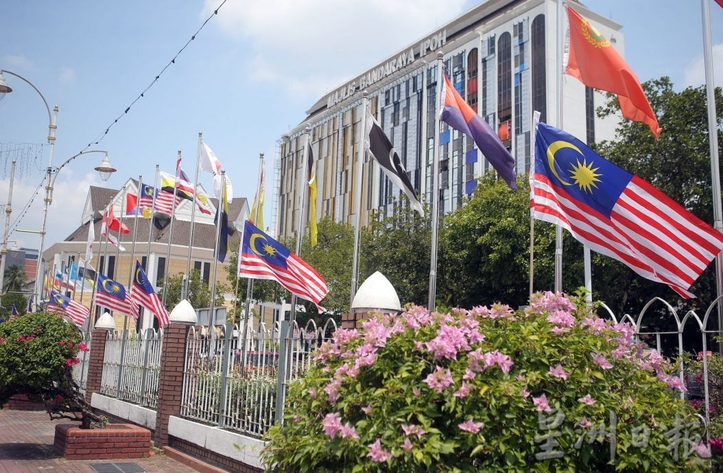 黄诗情：积极鼓励展爱国精神 “不强制商家挂国旗” 