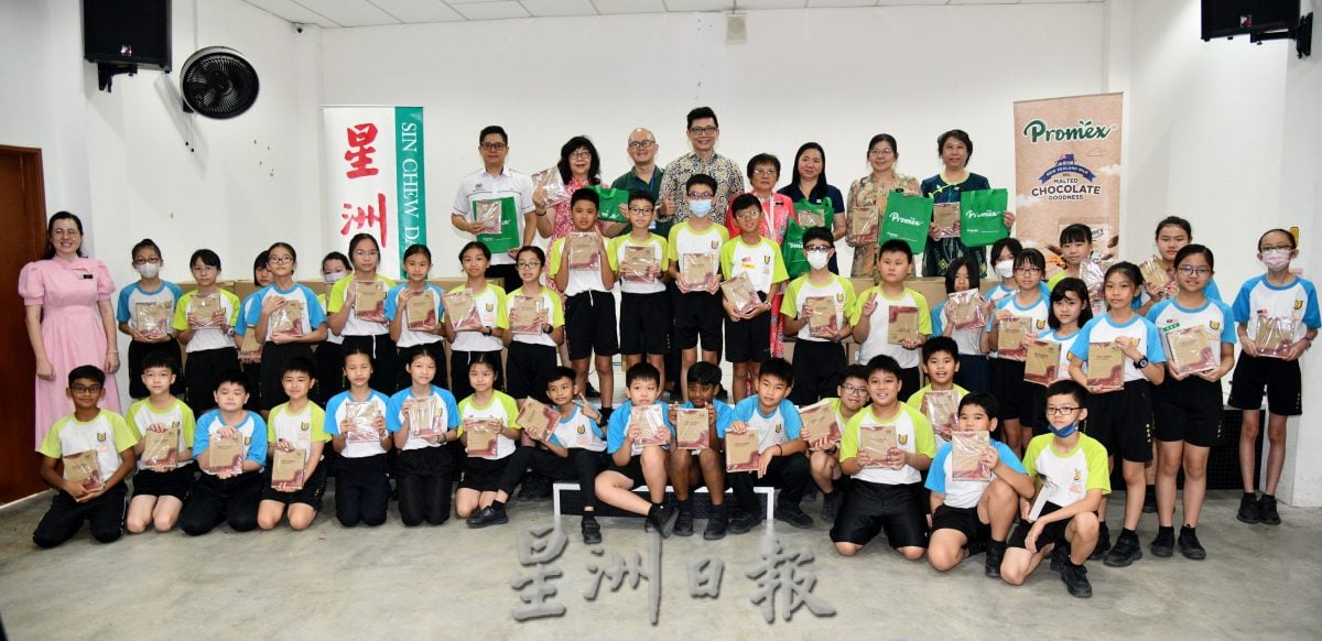 本报活动：宝马集团赠2.2万本练习簿 7华小受惠