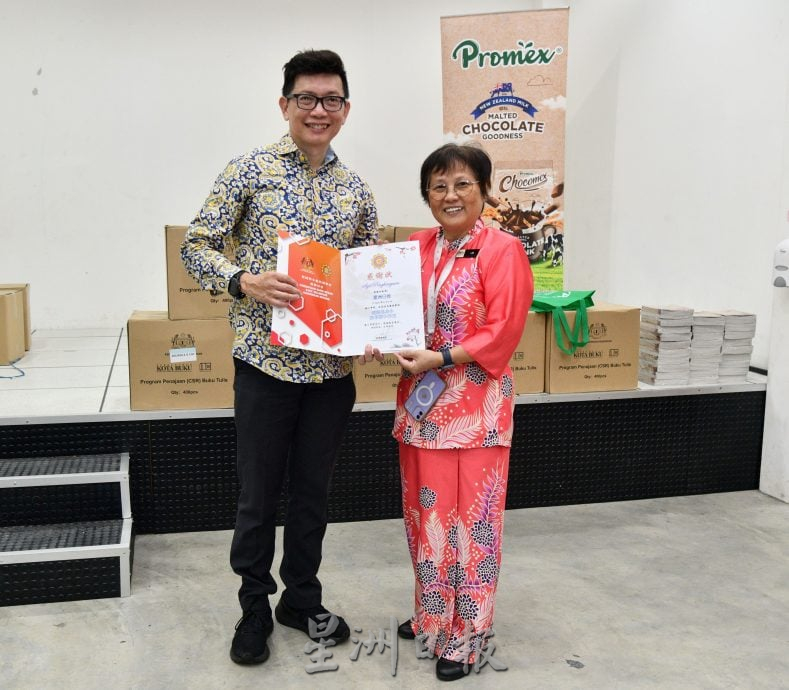 本报活动：宝马集团赠2.2万本练习簿 7华小受惠